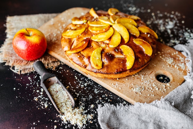 Comida, postre, pasteles, tartas. Tarta de manzana hermosa sabrosa sobre un fondo concreto