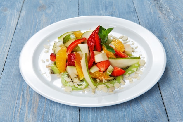 Comida de primer plano de ensalada de frutas en madera