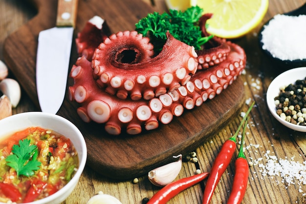 Comida de pulpo, restaurante de cena de sepia de mariscos ensalada de calamar cocido