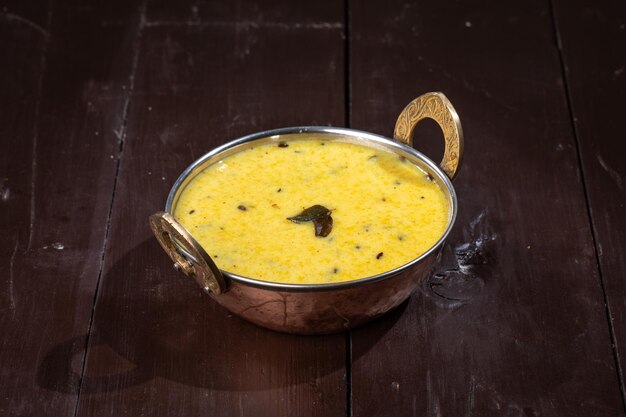 Comida de Rajasthani Kadi Sogra