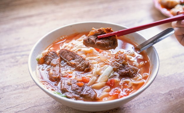 Comida de ramen de Taiwán con caldo de salsa de tomate