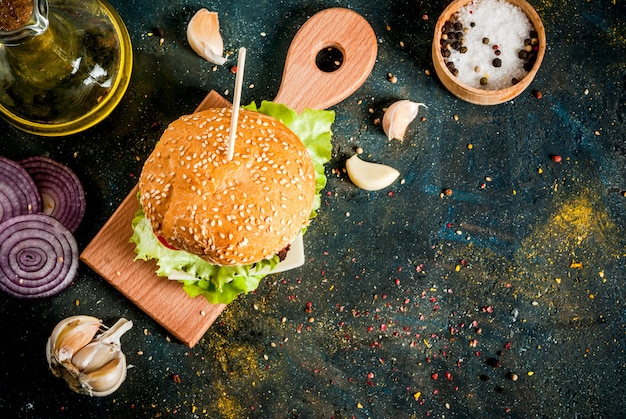 Comida rápida. alimentos não saudáveis. delicioso hambúrguer saboroso fresco com costeleta de carne, legumes frescos e queijo