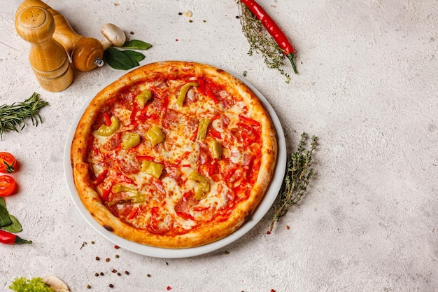 Comida rápida, apetitosa pizza sabrosa con ingredientes sobre un fondo claro