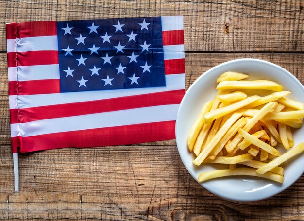 Foto comida rápida con la bandera del día de la independencia de los estados unidos