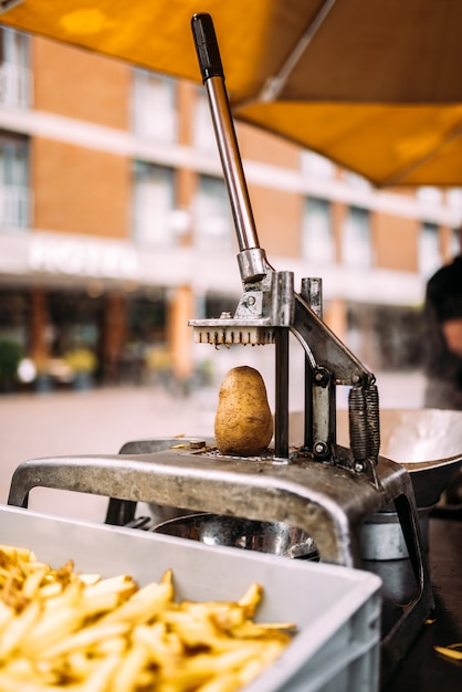 Comida rápida callejera. Preparación de las patatas fritas.