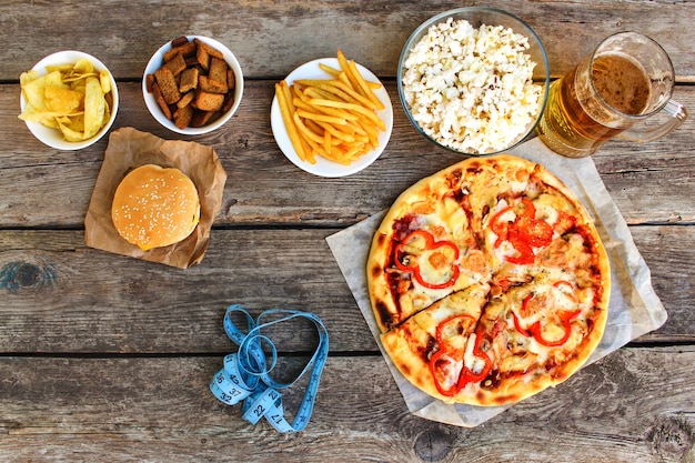 Comida rápida, cinta métrica. Concepto de comida chatarra.