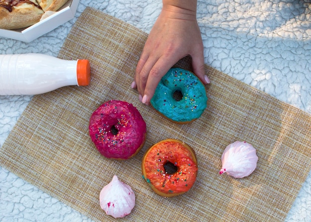 Comida rápida. Comida chatarra. El concepto de nutrición nociva. Donuts y pizza al aire libre. Contenido calórico de los alimentos.