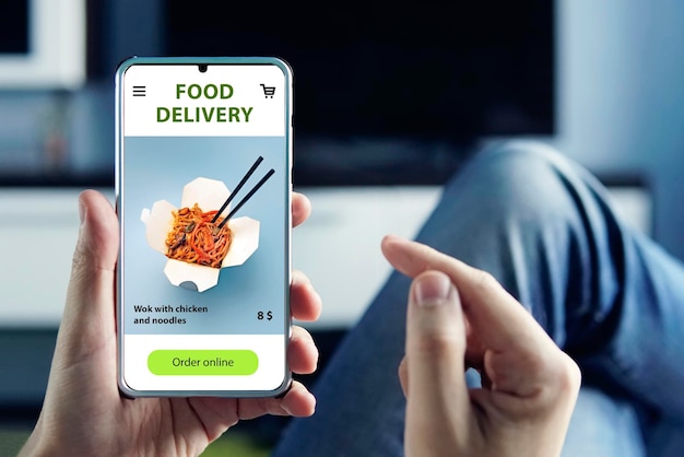 comida rápida y entrega rápida al pedir en línea concepto Pide y entrega comida en línea Come desde el teléfono inteligente Gadget en fondo azul Pide una comida en un restaurante usando la aplicación en tu teléfono móvil