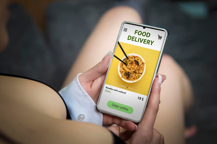 Foto comida rápida y entrega rápida al pedir en línea concepto pide y entrega comida en línea come desde el teléfono inteligente gadget en fondo azul pide una comida en un restaurante usando la aplicación en tu teléfono móvil