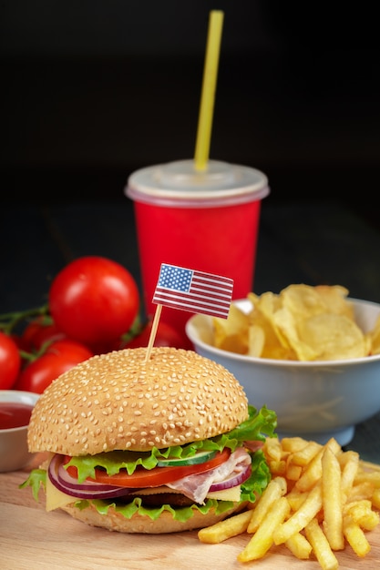 Foto comida rápida, hamburguesa casera en madera.