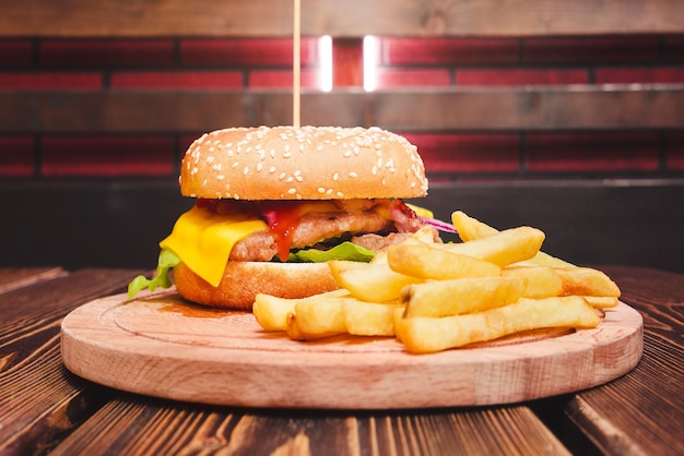 Foto comida rápida. hamburguesa y papas fritas.