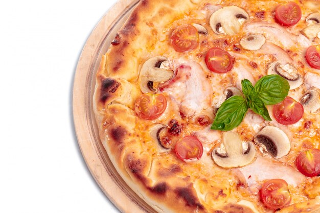 Comida rápida italiana Deliciosa pizza caliente en rodajas y servida en bandeja de madera aislada