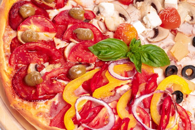 Comida rápida italiana Deliciosa pizza caliente en rodajas y servida en bandeja de madera