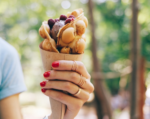 Comida rápida en una mano femenina