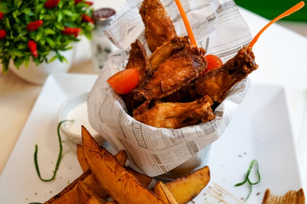 Comida rápida en una mesa de restaurante