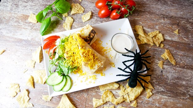 Comida rápida en una mesa de restaurante