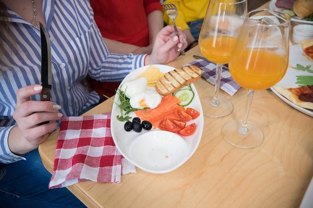 Una comida de restaurante. Hermoso plato servido en un plato