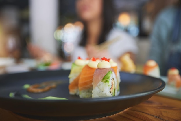 Comida de restaurante y primer plano de sushi en un plato para una cocina asiática auténtica y saludable de lujo. Plato de buena comida y zoom de una comida japonesa para el almuerzo, la cena o la cena en un café tradicional.