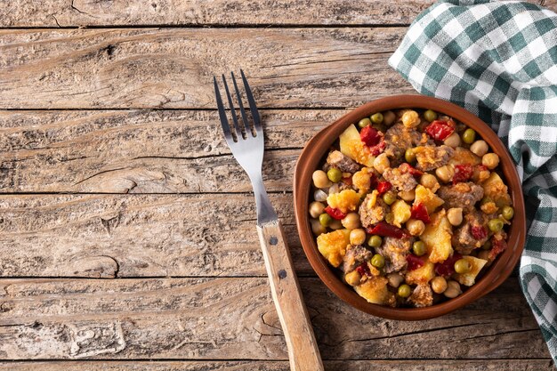 Comida ropa vieja em uma tigela na mesa de madeira rústica.