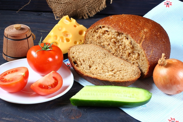 Comida rústica sencilla. Bodegón delicioso.