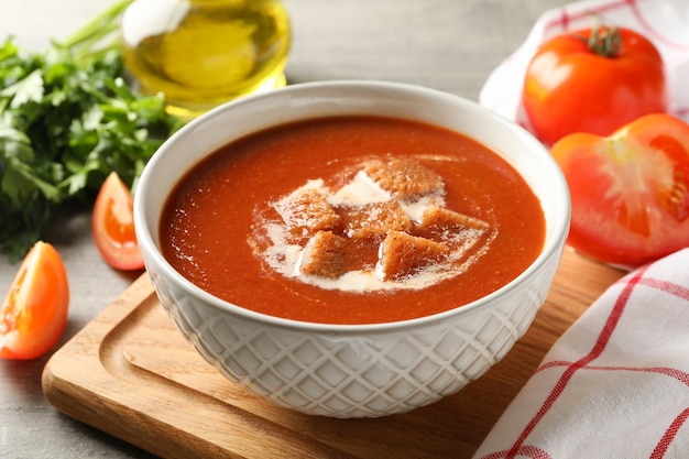 comida saborosa com sopa de tomate no cinza