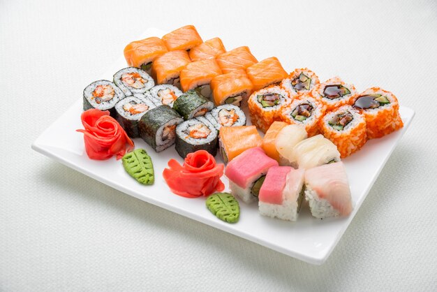 Comida saborosa e saudável. conjunto de sushi, comida japonesa