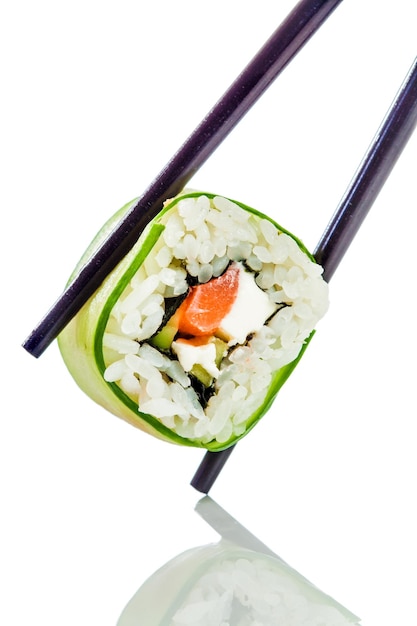 Comida saborosa. Rolo de sushi em um fundo branco