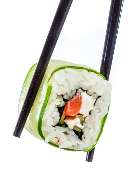 Comida saborosa. Sushi Roll em um fundo branco