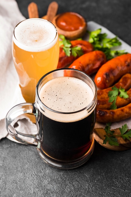 Foto comida sabrosa con alto ángulo de cerveza