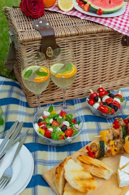 Foto comida sabrosa en una manta a cuadros para picnic