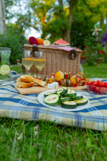 Comida sabrosa en una manta a cuadros para picnic