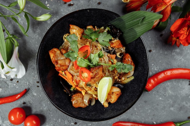 Comida sabrosa con pollo y verduras.