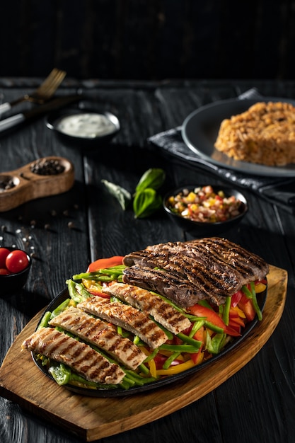 comida sabrosa en tablero de madera