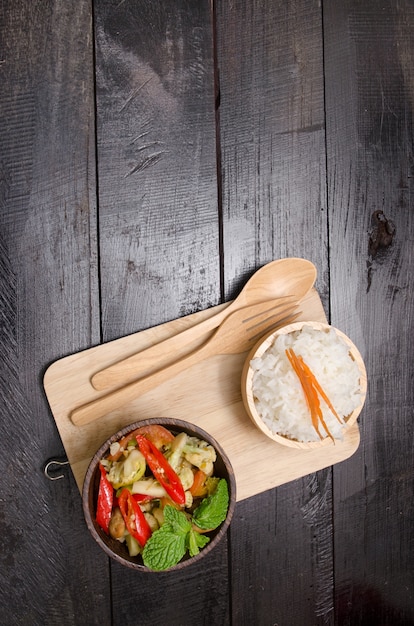 Comida salteado de brócoli saludable en taza de madera