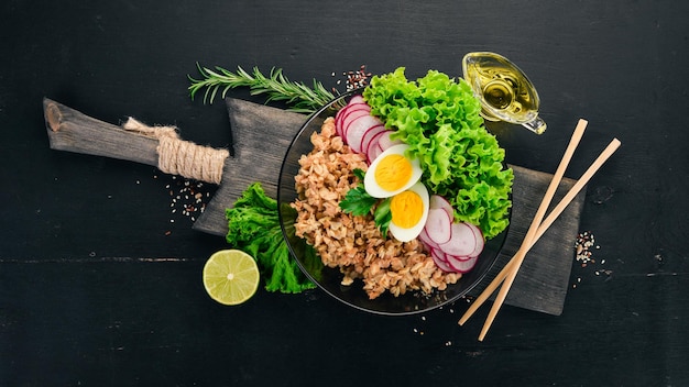 Comida saludable Avena lechuga rábano huevo Sobre un fondo de madera Vista superior Espacio de copia libre