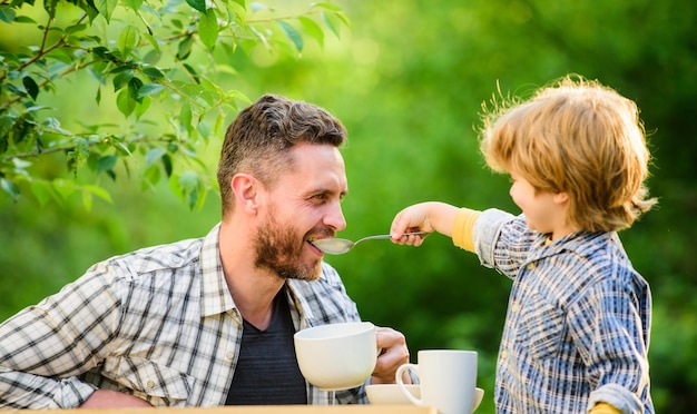 Comida saludable Día de la familia que une a padre e hijo comen al aire libre niño pequeño con papá a quienes les encanta comer juntos Desayuno de fin de semana comida orgánica y natural Hacer con inspiración