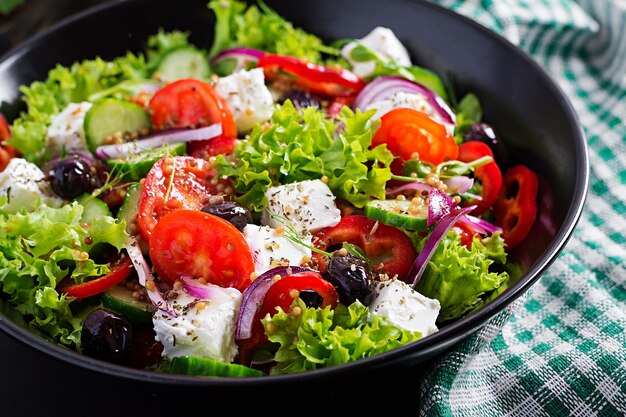 Comida saludable ensalada griega con pepino tomate pimienta dulce lechuga cebolla roja queso feta y aceitunas