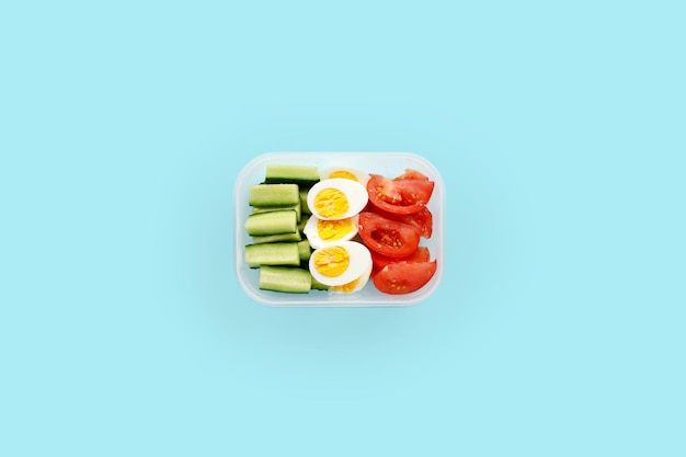 Comida saludable y fitness en un recipiente. Comida deportiva con minimalismo.