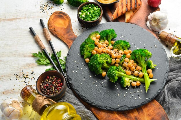 Comida saludable Garbanzos de brócoli a la parrilla y sésamo en un plato de piedra negra Vista superior Espacio libre para texto