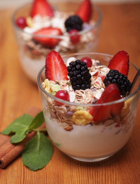 Comida saludable granola con yogurt