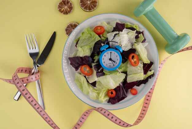 Foto comida saludable y idea de adelgazamiento. un plato de ensalada y concepto de alimentación saludable.