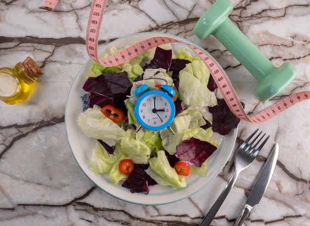 Foto comida saludable y idea de adelgazamiento. un plato de ensalada sobre un fondo de mármol y un concepto de alimentación saludable.