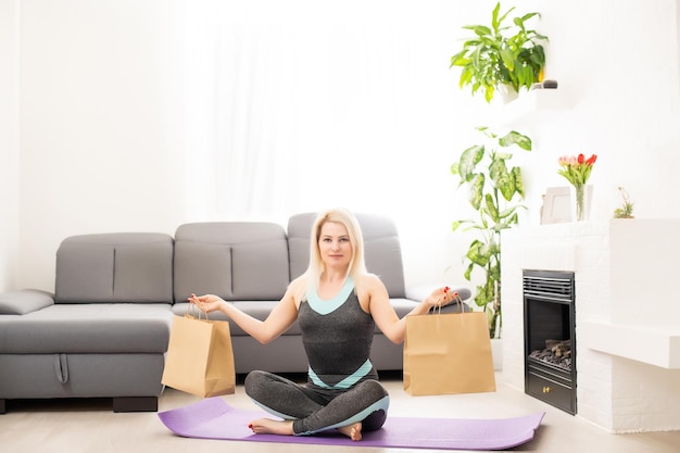 Comida saludable. Mujer junto a paquetes de entrega con comida saludable.