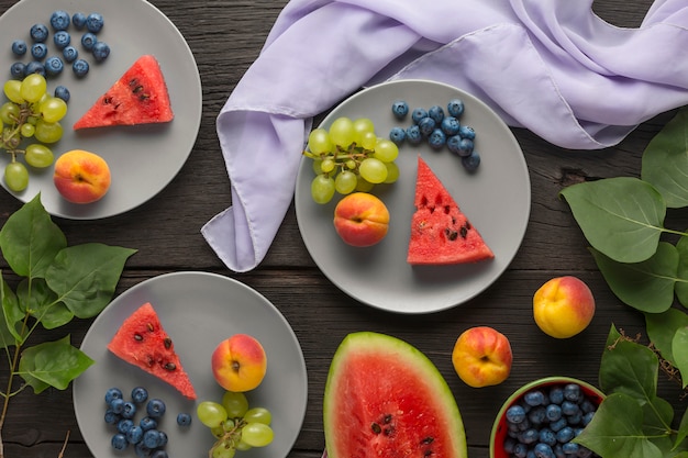 Comida saludable Postre de frutas frescas, bayas y requesón