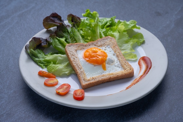 Comida saludable que consiste en verduras, huevo y pan.