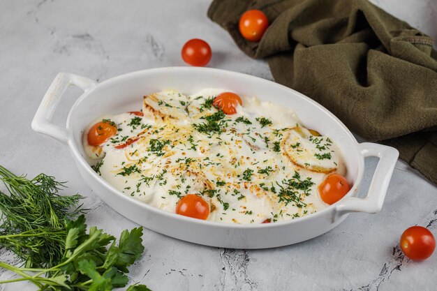 Comida saludable y salmón frito con plato blanco con espinacas y ensalada en un plato sobre la mesa