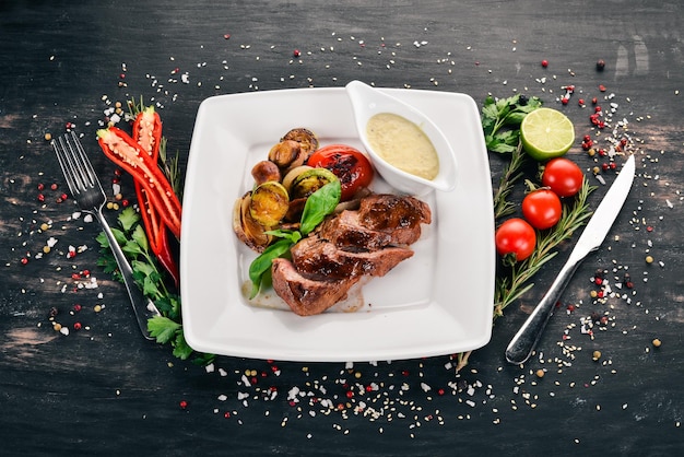 Comida saludable selección de alimentación limpia Verduras frutas nueces bayas y champiñones perejil especias Sobre un fondo negro Espacio libre para texto