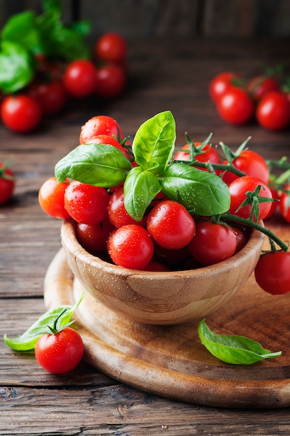 comida saludable con tomate y albahaca