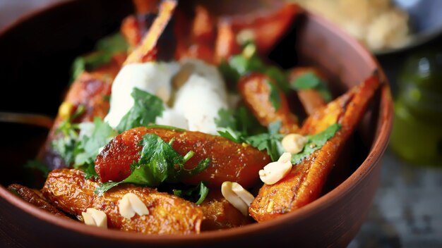 Comida sana Almuerzo vegetariano Tazón de zanahoria al horno