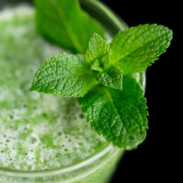 Comida sana. Batido verde con menta en un vaso. Batidos de espinacas y plátano con menta. Bebida verde